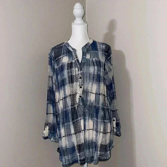 Cocomo Woman ¾ Roll Tab Sleeve Top​​ - Picture 1 of 15
